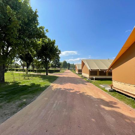Tente Lodge Pour 5 Personnes En Bordure De La Riviere Allier Au Sein D'Un Petit Camping Saint-Yorre Kültér fotó