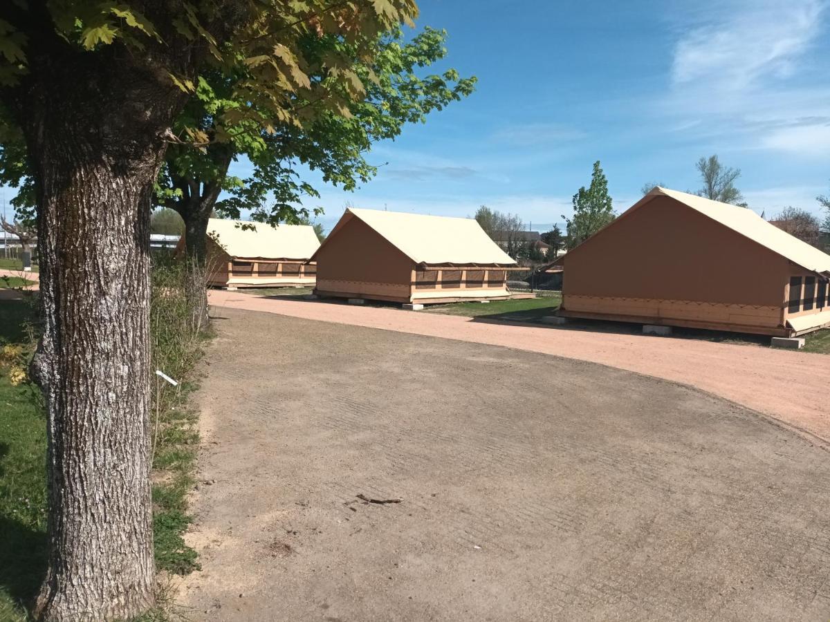 Tente Lodge Pour 5 Personnes En Bordure De La Riviere Allier Au Sein D'Un Petit Camping Saint-Yorre Kültér fotó