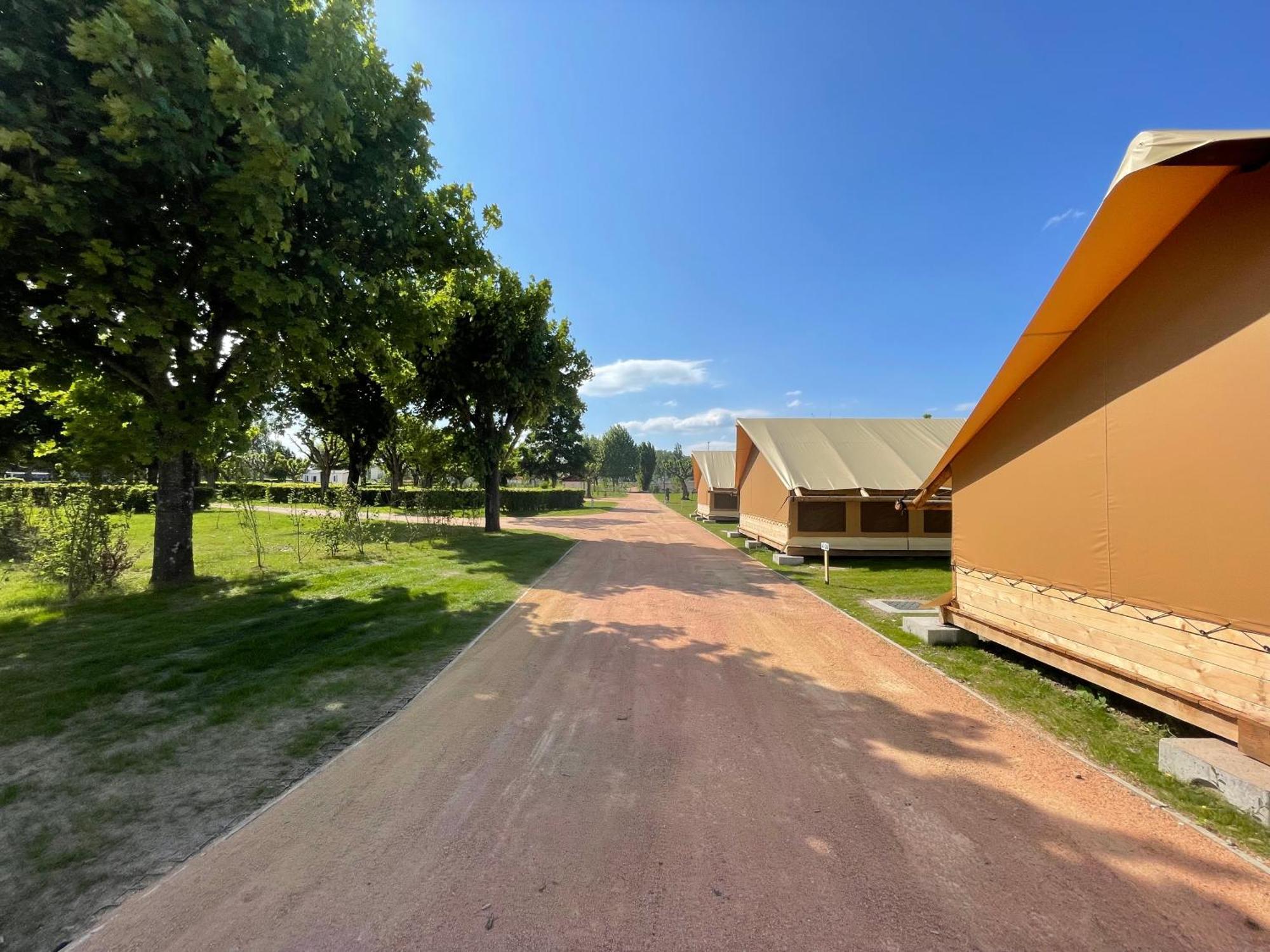 Tente Lodge Pour 5 Personnes En Bordure De La Riviere Allier Au Sein D'Un Petit Camping Saint-Yorre Kültér fotó